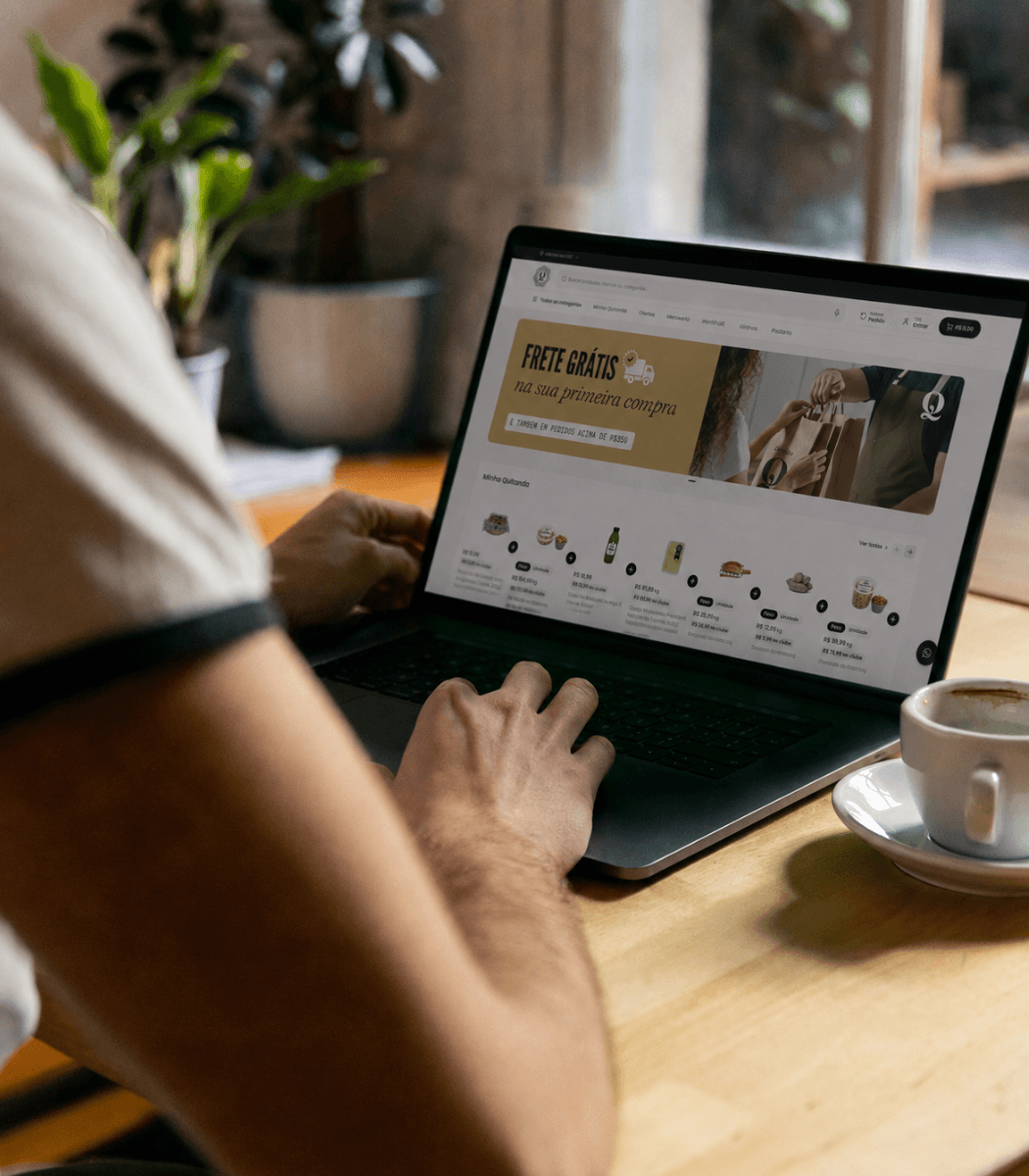 Cliente comprando na loja online de um supermercado pelo notebook